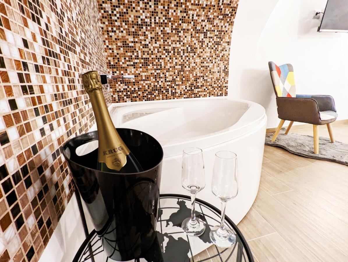 Dama Suite Love & Private Jacuzzi Барі Екстер'єр фото